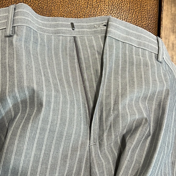 Like New Banana Republic Standard Fit Stretch 97%Cotton Men’s Pinstriped Pants! - Picture 3 of 8
